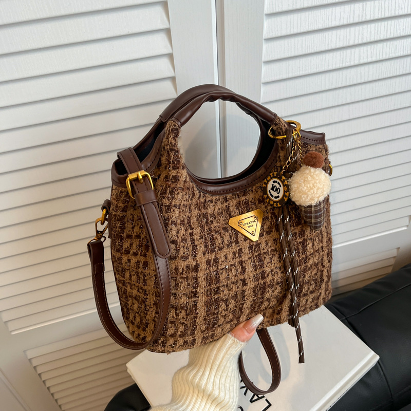 Korean fashion handbag for women 2024 New style, stylish and versatile shoulder bag, high-end and niche commuter crossbody bag full figure