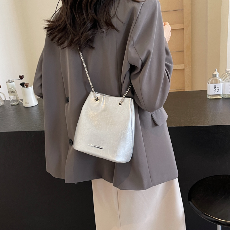 Bag Girl 2025 New solid color chain bag, trendy and stylish single-shoulder bag, versatile and simple crossbody bag, commuting bucket bag Application Scenario