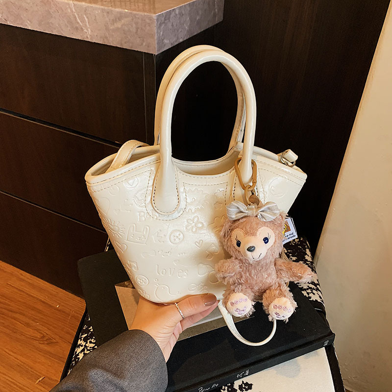 A new 2025 trendy Korean version women's hand-held vegetable basket bag with a niche design for commuting and casual single-shoulder tote full figure