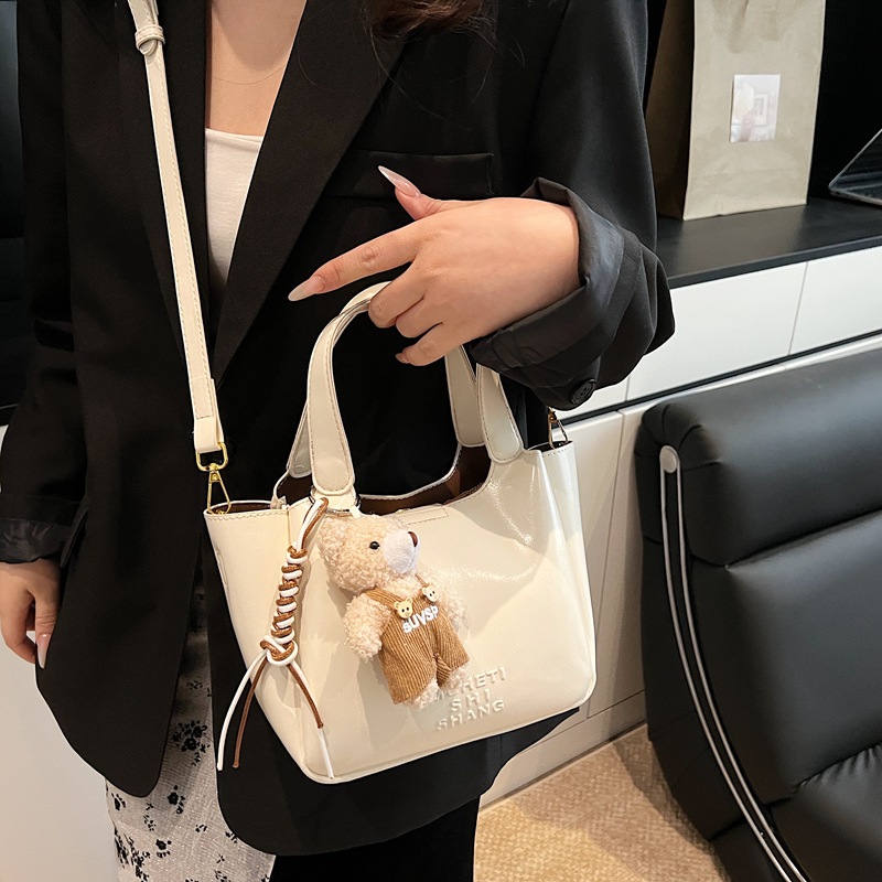 Retro hand-held vegetable basket bag for women, 2025 new trendy and fashionable Korean bucket bag, casual and versatile single-shoulder crossbody bag Application Scenario