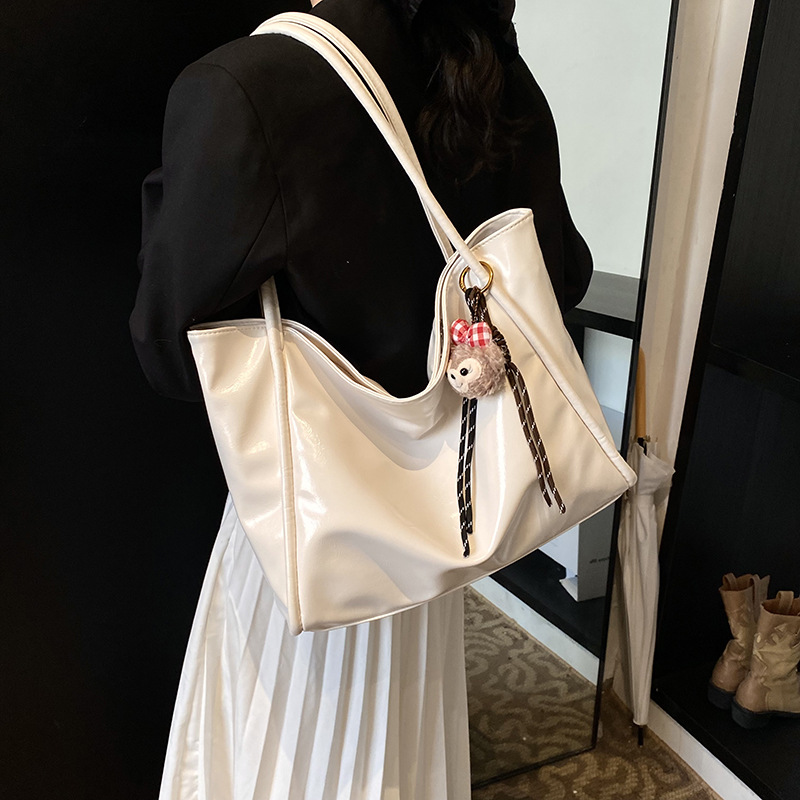 Retro large-capacity soft bag, women's tote bag 2025 new style, high-end, versatile and simple single-shoulder commuting bag Application Scenario