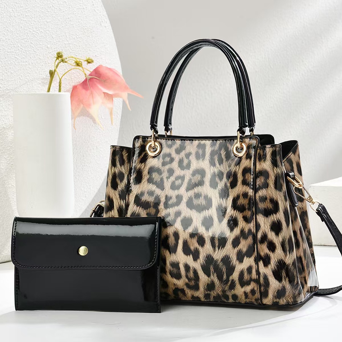 The new 2025 single-shoulder bag for commuting ladies features a unique and niche design, a fashionable large-capacity leopard print trendy crossbody tote bag Specification drawing