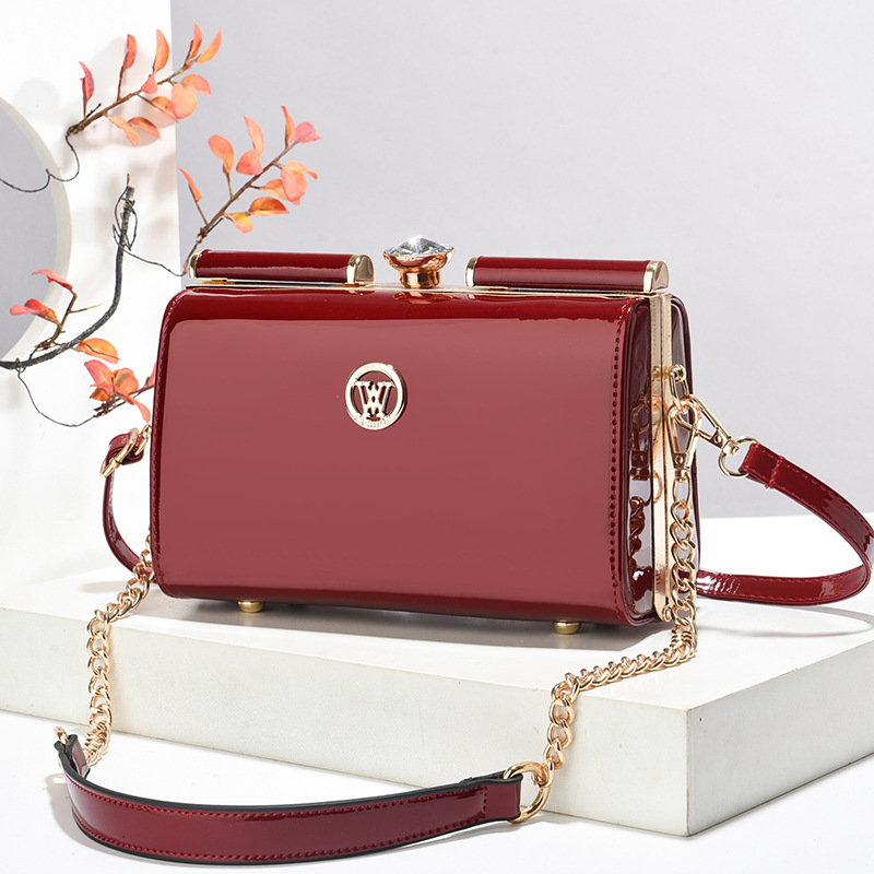 A new fashionable shiny leather crossbody bag with a steel clip design for foreign trade, a light luxury and niche single-shoulder bag with a versatile texture full figure