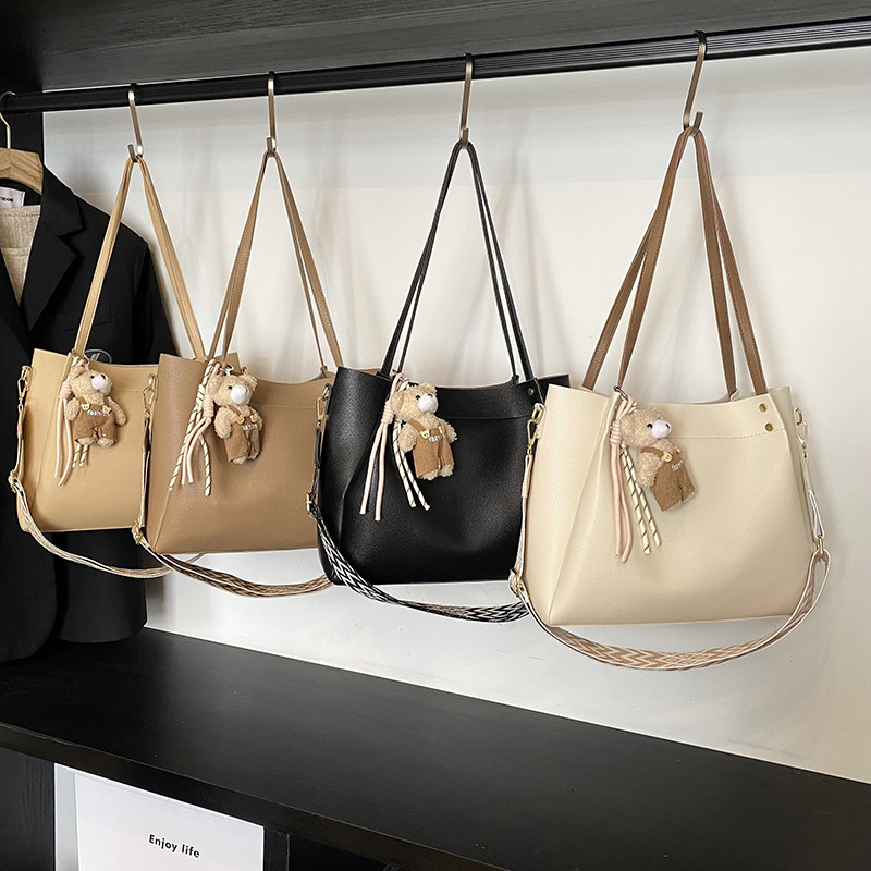 Large-capacity summer commuting single-shoulder bag for women, 2025 new style college student class bag, versatile crossbody tote bag Application Scenario