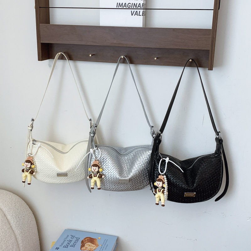 French design sense, retro and versatile dumpling bag, stylish and casual woven single-shoulder bag, retro and trendy crossbody women's bag Application Scenario