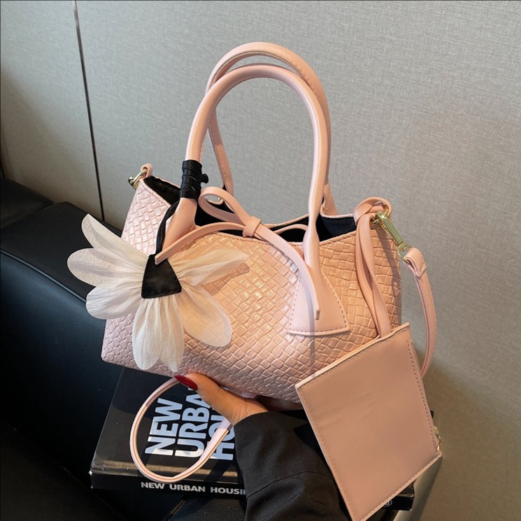 A new Spring/Summer 2025 fashionable and trendy woven handbag for women, simple and versatile, with a high-end feel. It's a single-shoulder crossbody bag full figure