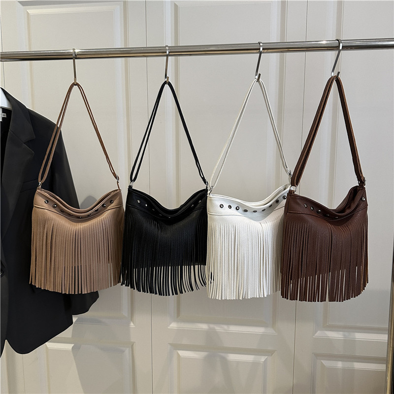 This year, underarm bags are in vogue. The 2025 summer new fringed bucket bag is a versatile single-shoulder crossbody bag Application Scenario