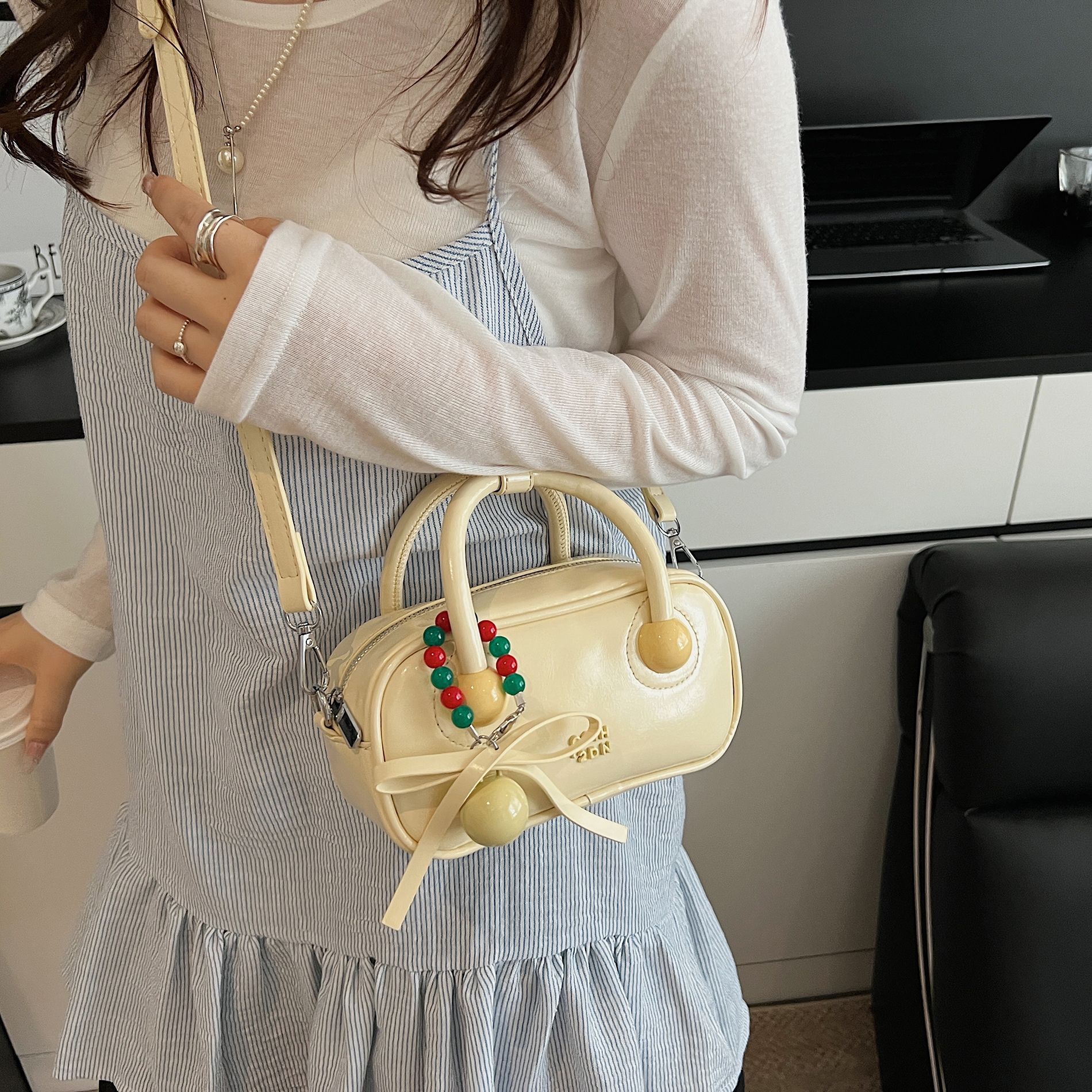High-end, fashionable and versatile hand-held pillow bag for women 2025 new style, stylish, simple and casual, single-shoulder crossbody small square bag details Picture