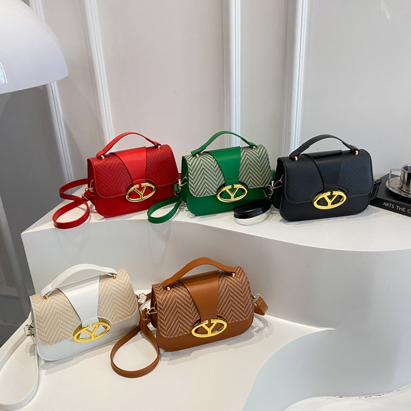 This year, the 2025 new stylish and retro crossbody bag for women is in vogue. It's a versatile bag for women Application Scenario