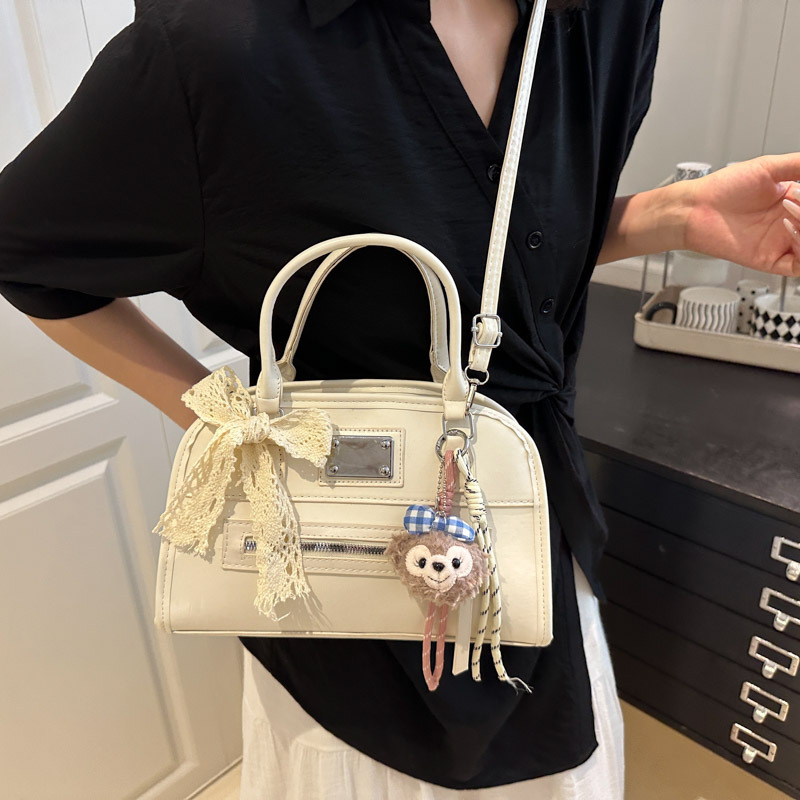 Retro large-capacity bag for women 2025, a stylish, lightweight and large-capacity single-shoulder underarm bowling bag details Picture
