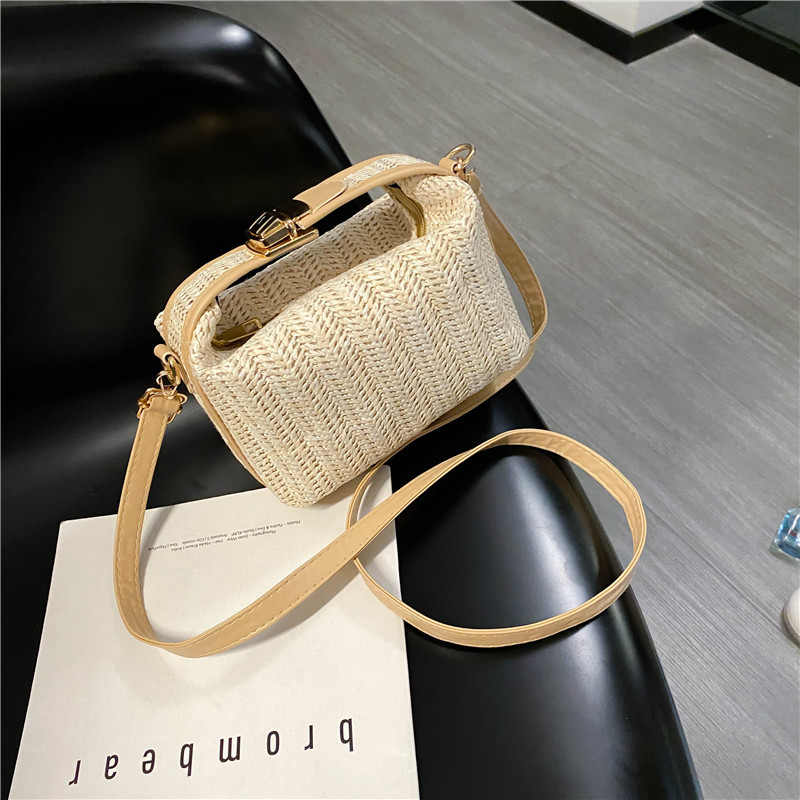 2022 New Korean-style fashionable woven hand-held crossbody single-shoulder bag, trendy beach straw woven bag full figure