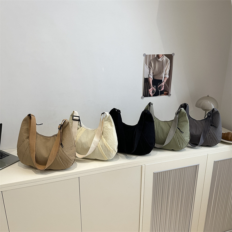 Large-capacity nylon fabric bag, casual and versatile commuting single-shoulder bag, light and simple tote crossbody bag, student class bag Application Scenario