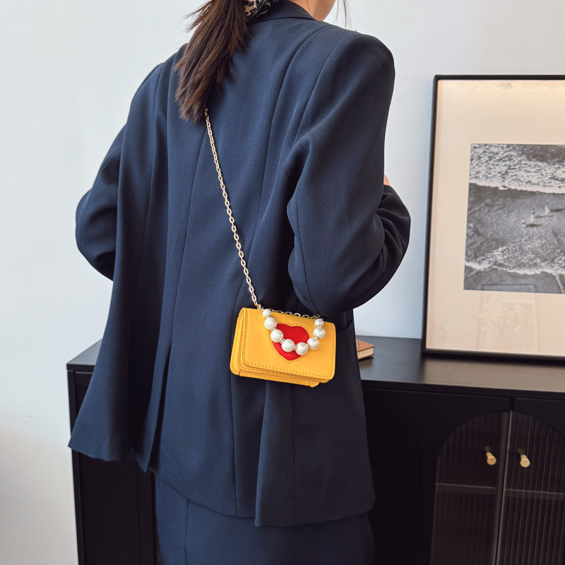 2025 New chain bag in Korean style, cute and fashionable heart, single-shoulder crossbody bag, small square bag with loose change accessories details Picture