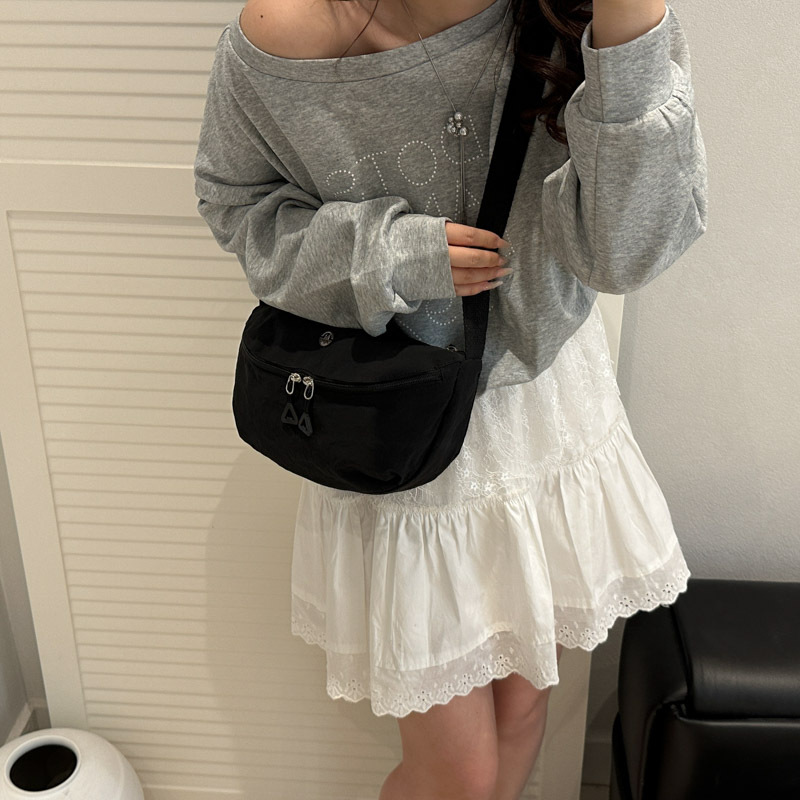 New lightweight and casual fabric bag in solid color, simple and versatile, versatile for going out, portable single-shoulder crossbody bag, sporty and stylish Specification drawing