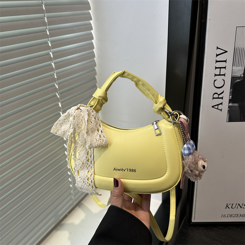 The 2025 new stylish and versatile single-shoulder crossbody bag features a niche design, a French hand-held handbag, and a simple commuting bag full figure