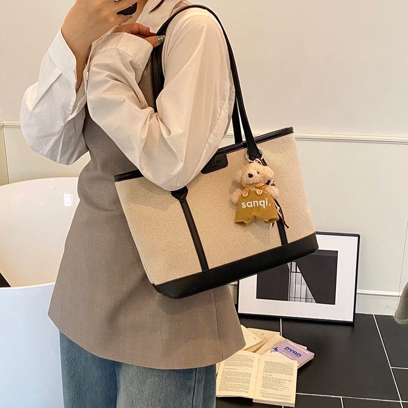 2025 New style simple and casual handbag, large-capacity tote bag, fashionable and high-quality single-shoulder bag, commuting underarm bag for women Application Scenario