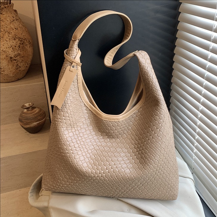 The 2025 new style of fashionable and trendy woven simple bucket bag, niche design, underarm bag, stylish and large-capacity single-shoulder bag full figure