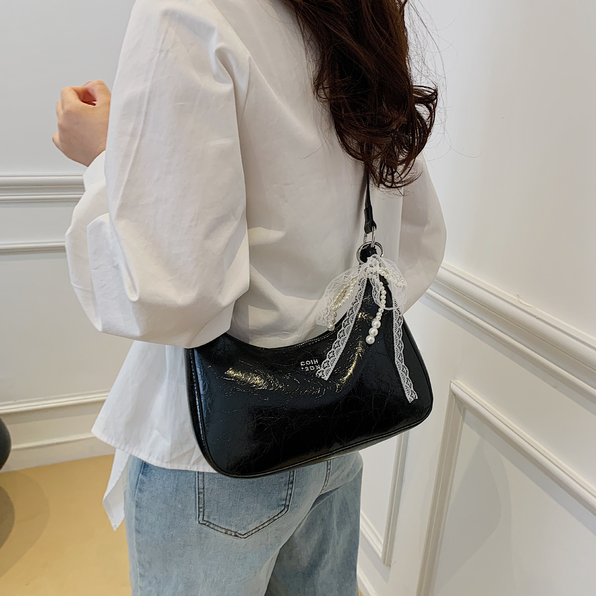 High-end, niche underarm bag for women, 2025 new trendy summer, stylish single-shoulder bag with pleated texture details Picture