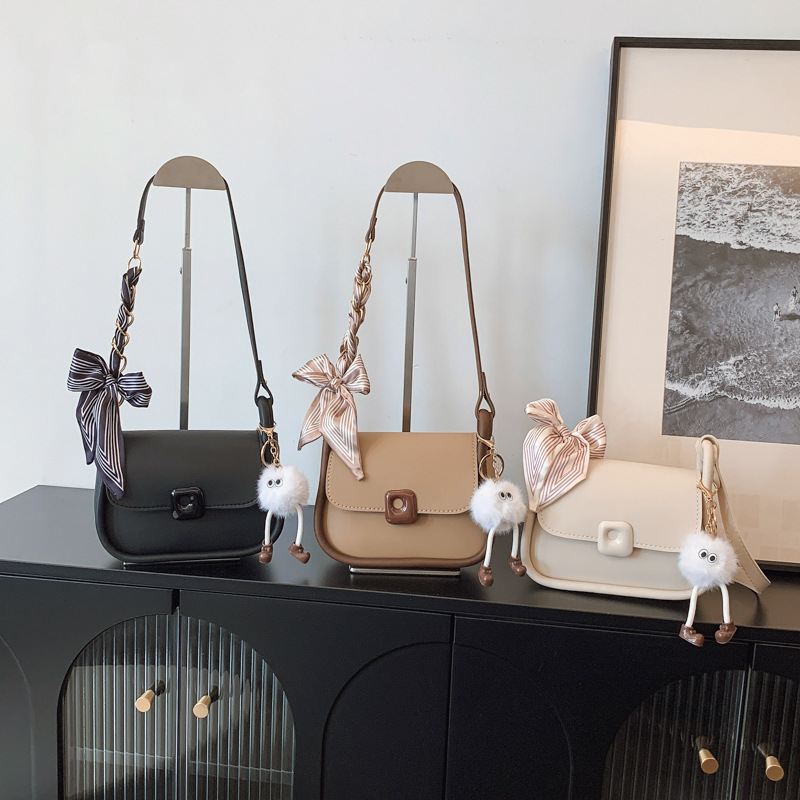 A new summer versatile single-shoulder crossbody bag with a high-quality square feel for women in 2025 Application Scenario