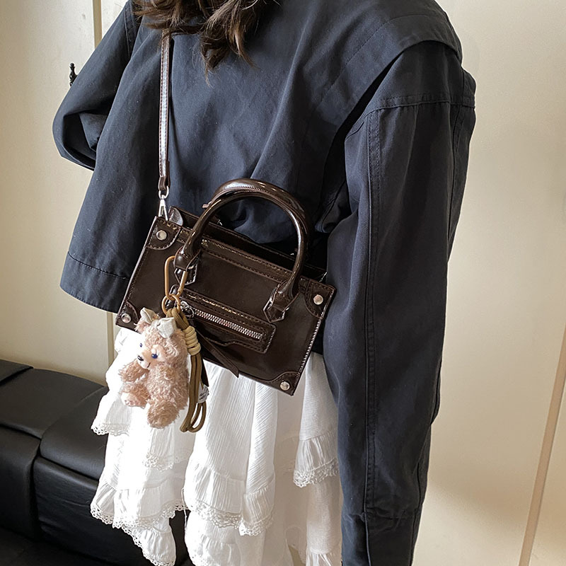 High-end hand-held small square bag 2025 new style, trendy, fashionable, simple and versatile single-shoulder bag, simple and casual crossbody bag Application Scenario