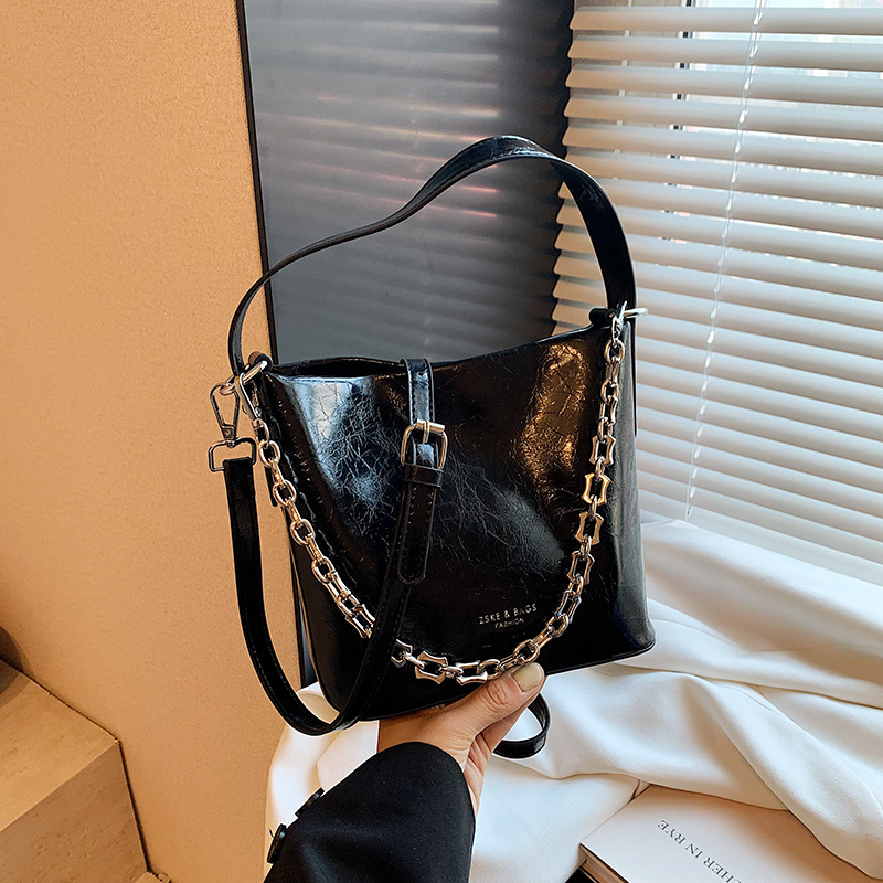 High-end oil wax leather bag for women, 2024 new style fashionable carrying bag, single-shoulder crossbody bag, casual bucket bag details Picture