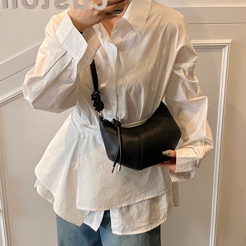 2025 New niche design trend dumpling bag for women, casual and fashionable single-shoulder bag, simple solid color, stylish crossbody bag Application Scenario