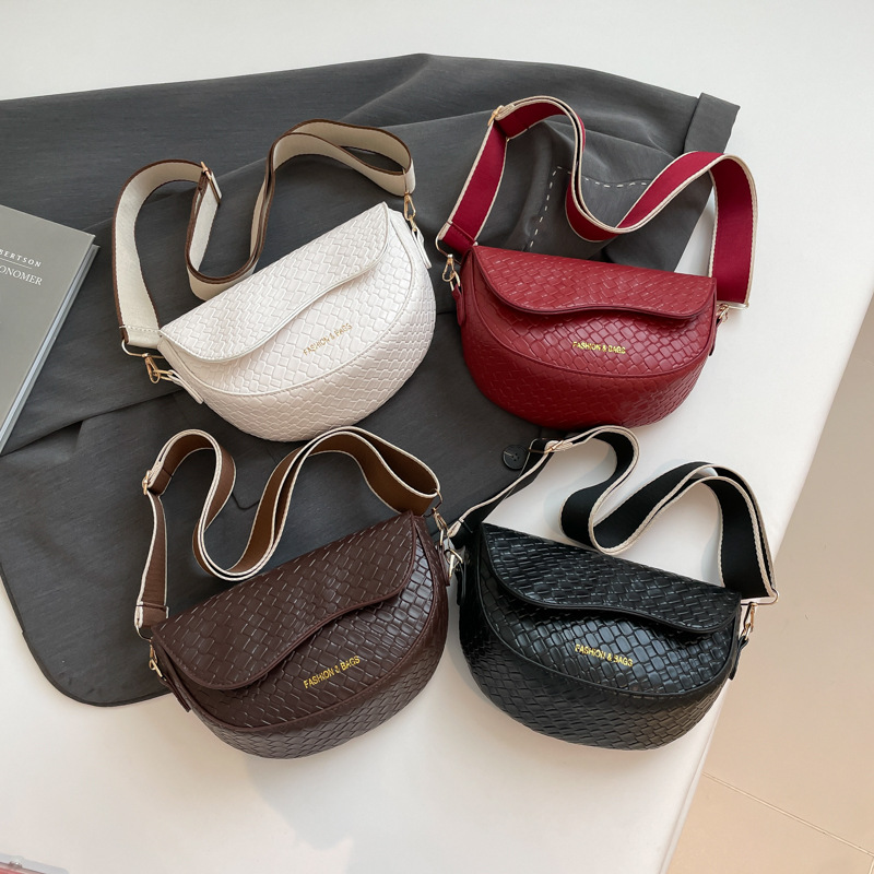Large-capacity, fashionable single-shoulder, underarm women's texture 2025 new style, trendy retro and individual woven pattern crossbody saddle bag Application Scenario