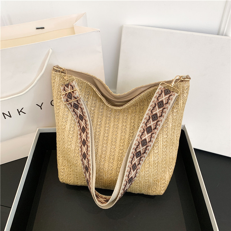 Korean-style artistic woven bag for women, summer 2024, casual, simple, large-capacity straw woven bag, fashionable single-shoulder bucket bag full figure