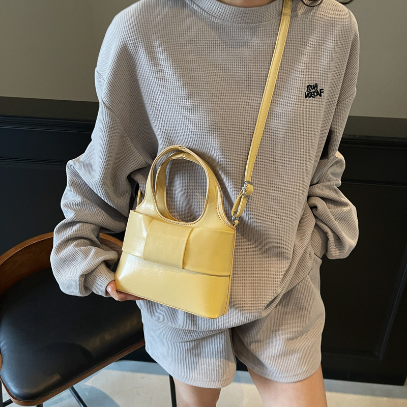2025 New niche trendy handbag, a fashionable and versatile soft leather single-shoulder bag, a casual and simple crossbody bag details Picture