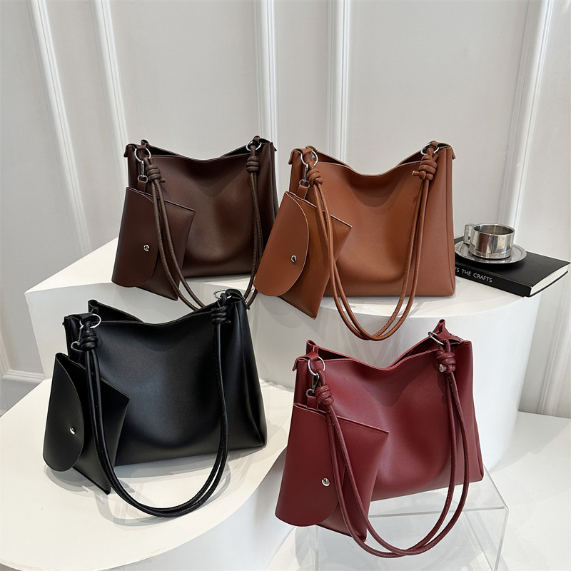 This year's popular bags are the large-capacity 2025 new spring retro and fashionable single-shoulder bag with a versatile texture and bucket bag Application Scenario