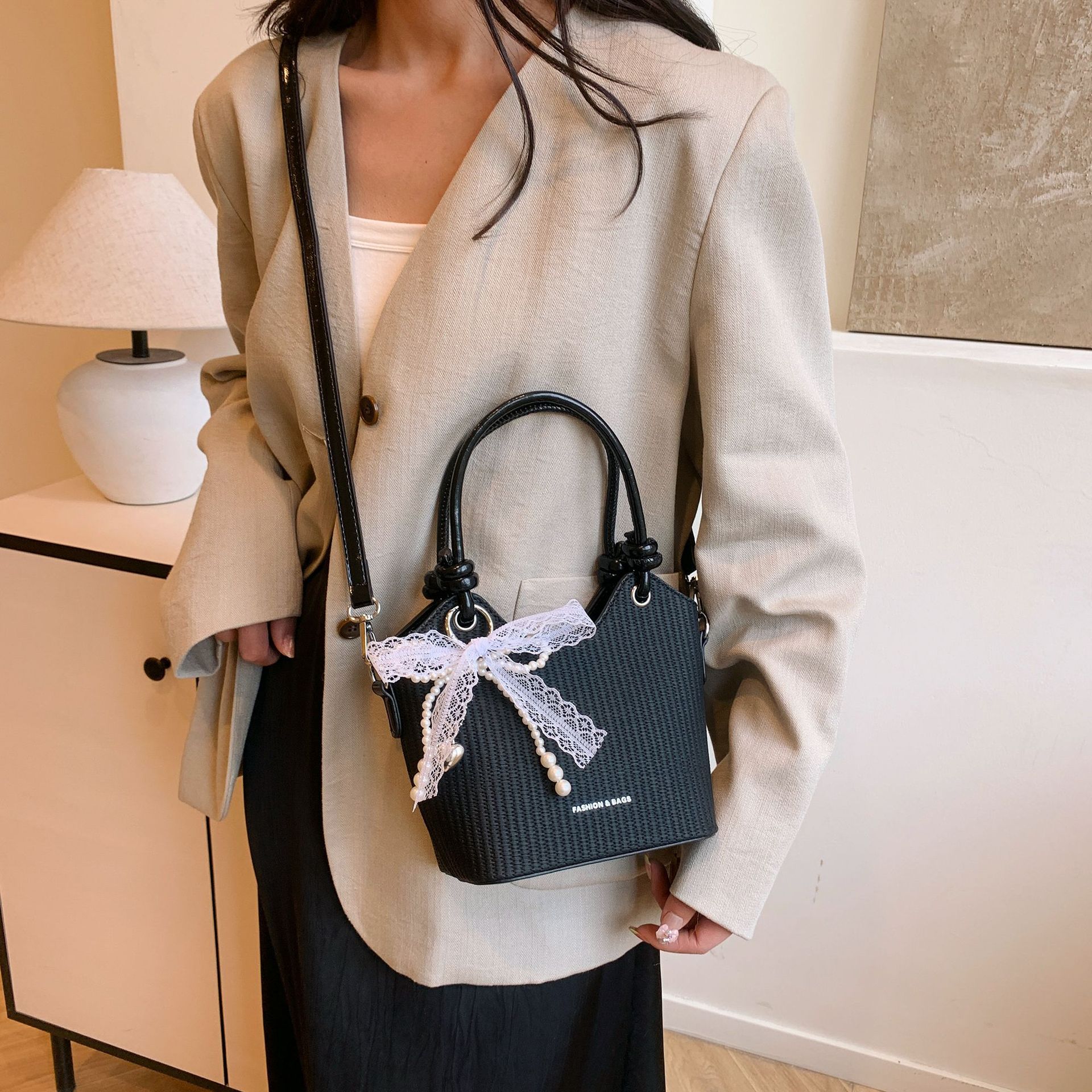 High-end women's 2025 new style bucket bag, fashionable and versatile single-shoulder bag, commuting crossbody handbag Application Scenario