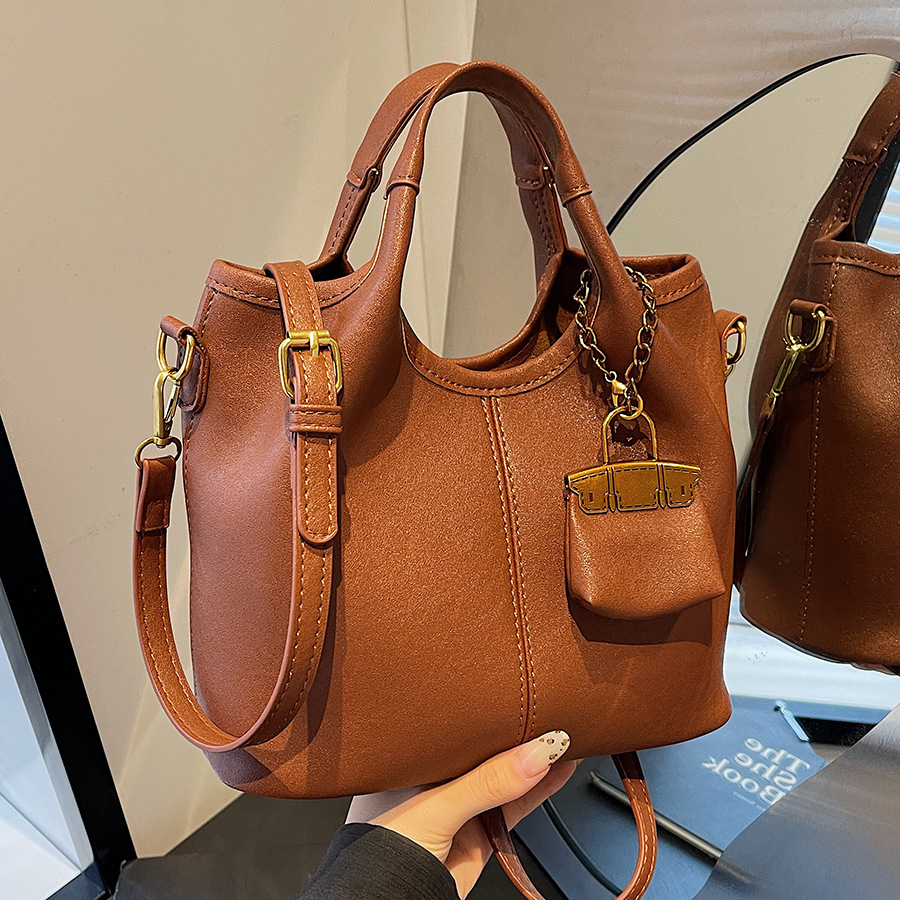 High-quality, light luxury hand-held tote bag for women, 2024 new large-capacity, fashionable and retro single-shoulder crossbody bag full figure