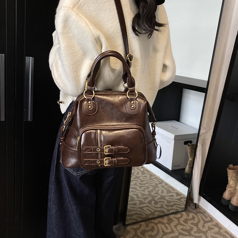 Retro backpack for women, fashionable and casual, large-capacity 2024 new hand-held Korean-style schoolbag, high-end travel backpack Application Scenario