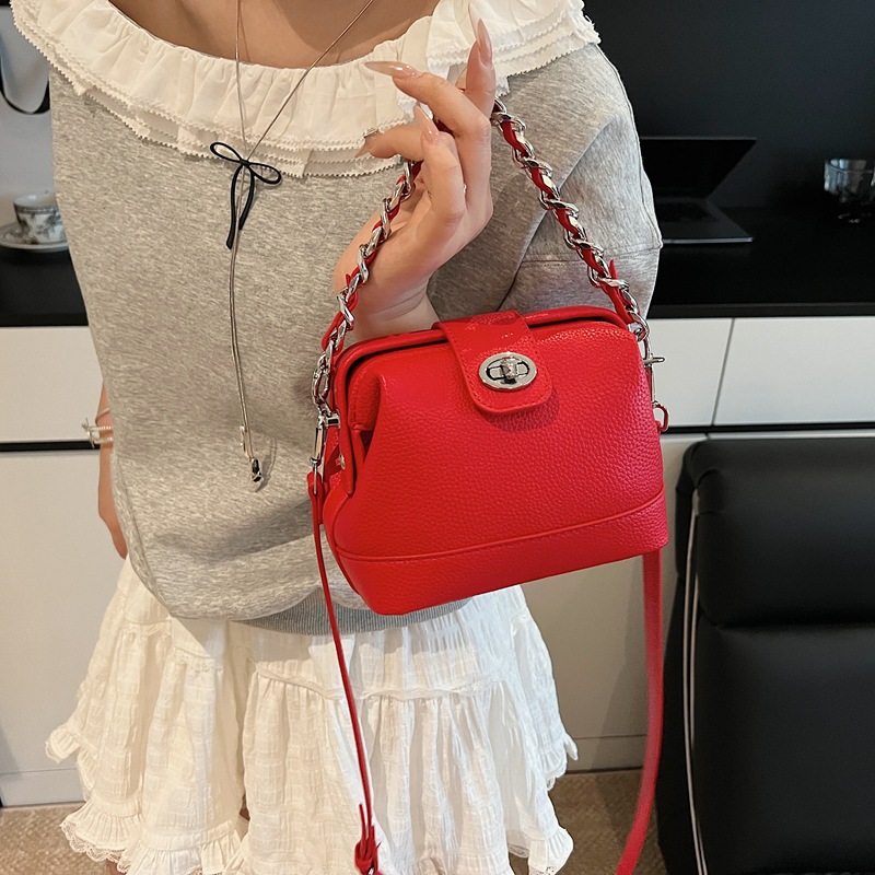 A new, simple and sophisticated single-shoulder crossbody bag for women in the Spring/Summer 2025 style of Korean Instagram trendy fashion details Picture