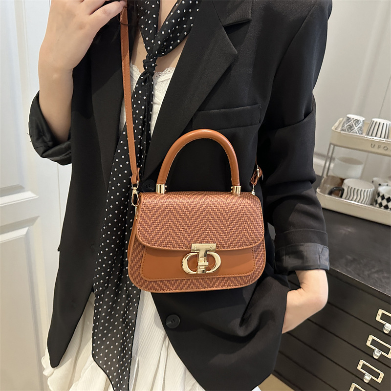 The 2025 new high-end, niche hand-held bag is versatile and stylish, featuring a single-shoulder crossbody bag that is both fashionable and casual for commuting details Picture