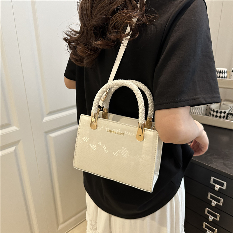 This is a new Spring/Summer 2025 Korean-style fashionable and trendy small square bag with a simple and casual texture. It is a crossbody bag details Picture