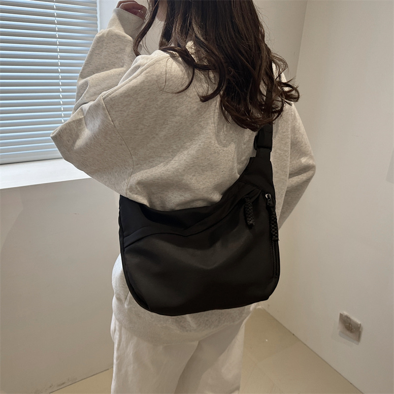 The 2024 new style of the casual large-capacity tote bag is a fashionable and simple cross-body commuting bag with a laid-back style for students during class Specification drawing