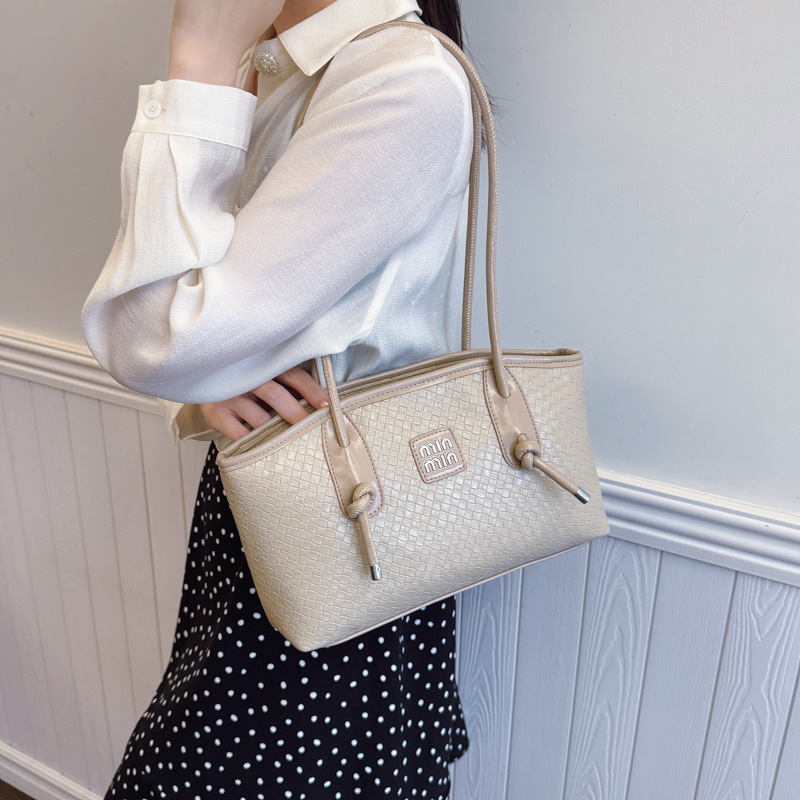 Korean version woven commuting large capacity underarm bag for women 2025 new summer fashion casual simple solid color single-shoulder bag details Picture