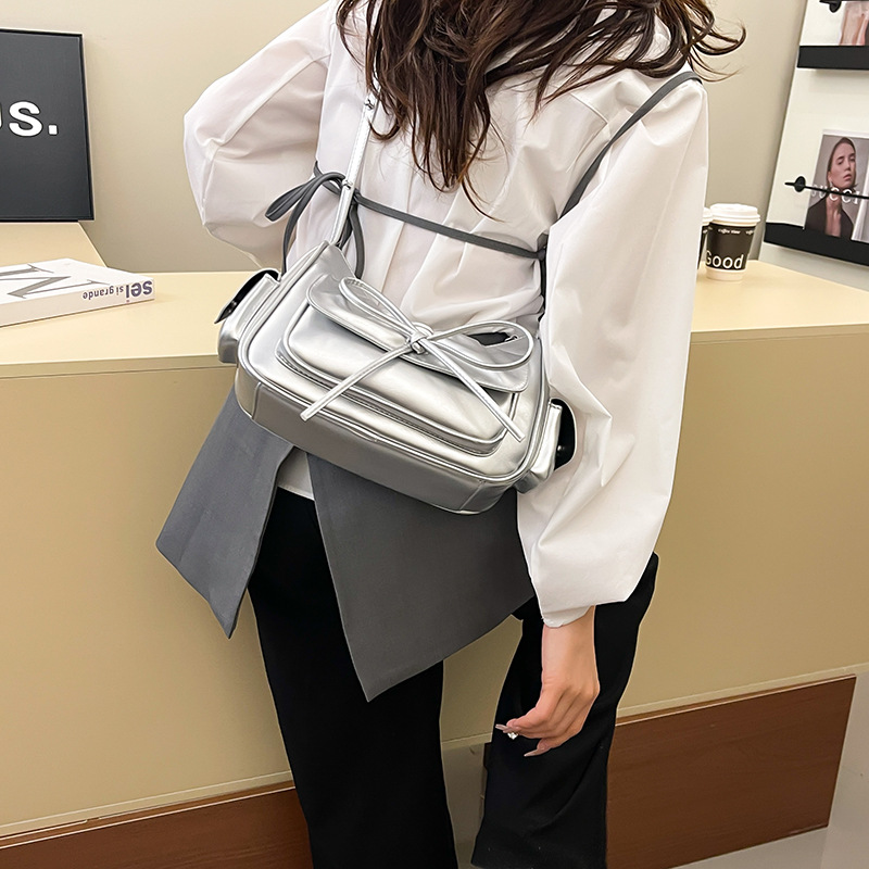 A niche pleated underarm bag for women in 2025, a trendy and retro fashion single-shoulder bag with a sense of sophistication and versatility Application Scenario