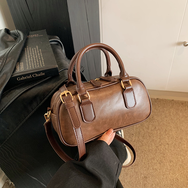 The high-end Maillard handbag for women is a new 2024 trendy, retro and versatile single-shoulder bag for commuting Specification drawing