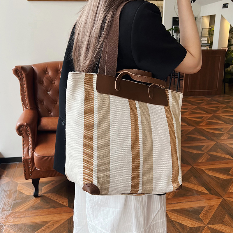 A new retro and fashionable checkered handbag from Japan and South Korea, a niche commuter tote bag for women, and a large-capacity versatile shoulder bag details Picture