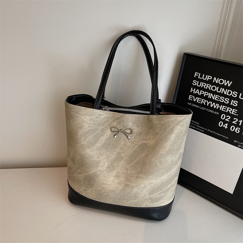 The 2024 new large-capacity, simple and versatile single-shoulder shopping bag tote bag for casual work and commuting details Picture