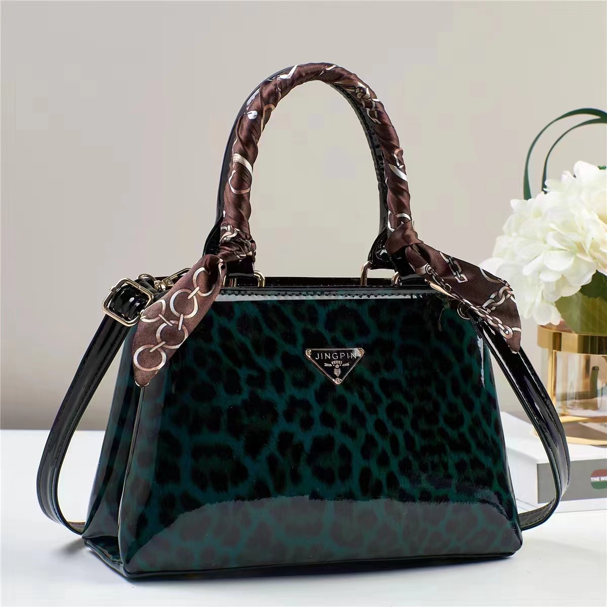 This retro leopard print handbag is a new, simple, niche and versatile single-shoulder crossbody bag with a stylish and elegant texture details Picture
