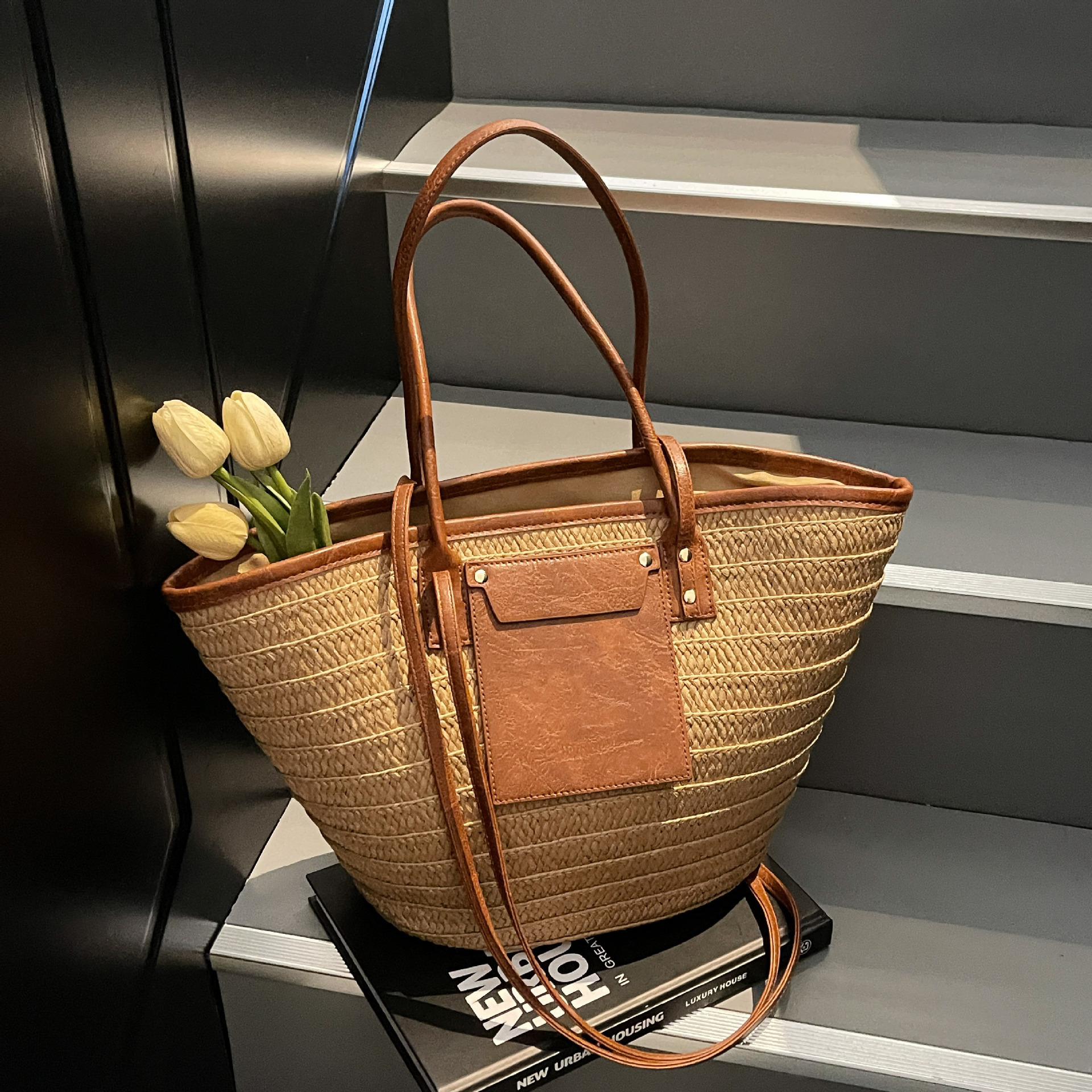 Women's large-capacity straw woven bag 2025 summer new woven bag, seaside vacation beach shoulder bag, commuter tote bag full figure