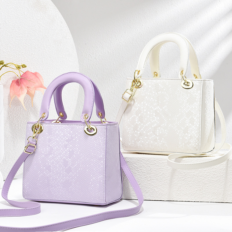 The new high-end silk scarf woven princess bag from Foreign Trade in 2025 features a niche design, a hand-held shoulder crossbody trendy women's bag details Picture
