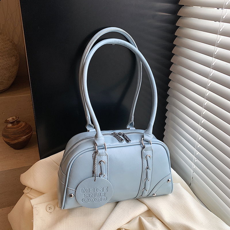Large-capacity bag, versatile handbag, 2025 new niche design, single-shoulder underarm bag, casual commuting pillow bag Application Scenario