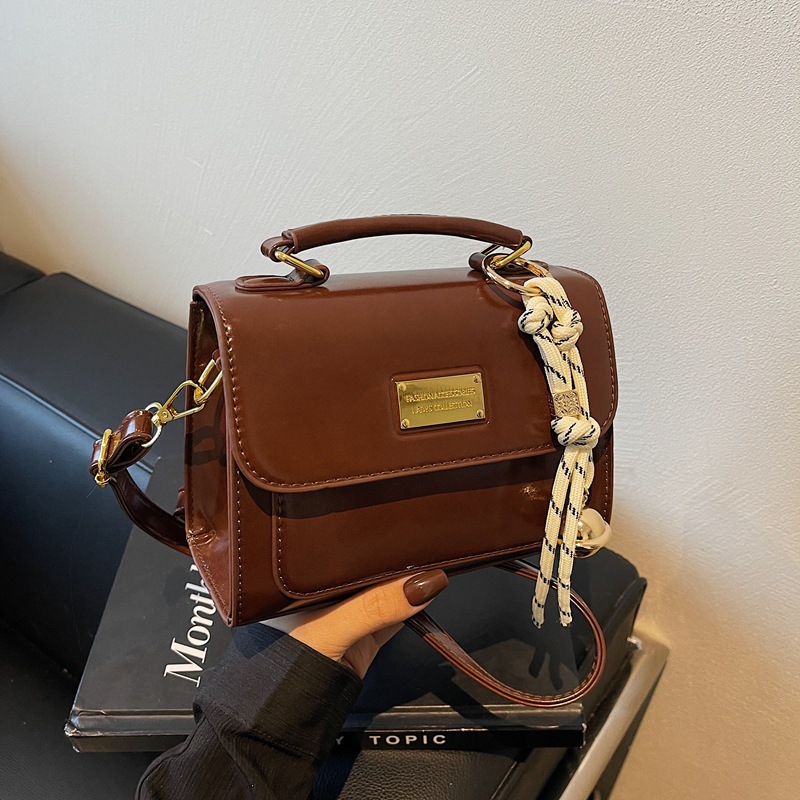 Carrying a trendy and versatile briefcase, the 2025 new Korean-style fashionable casual single-shoulder bag, a high-end and niche crossbody bag Specification drawing