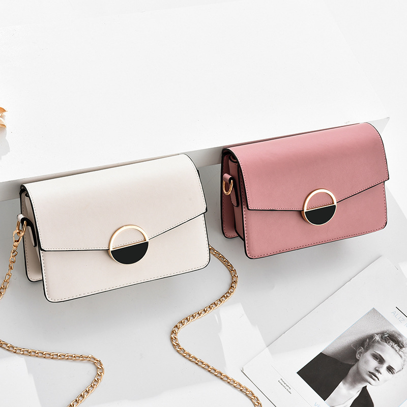 The new Spring/Summer 2024 fashionable crossbody bag for women, a Korean-style simple chain bag, a single-shoulder small square bag, is trendy Application Scenario