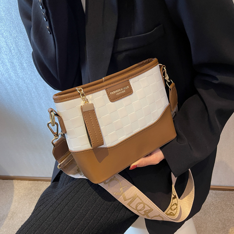 This year's popular bag women 2025 new trendy and fashionable wide-shoulder crossbody bag, versatile ins casual wandering bag full figure