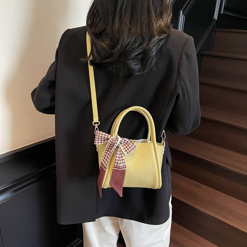 High-end lychee pattern bucket bag for women, 2025 new trendy and versatile crossbody bag, casual hand-carry mother and child bucket bag Application Scenario